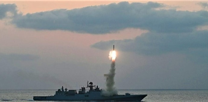 Indian Navy showcases precision strike readiness as forces ramp up posture after Pahalgam Indian Navy showcases precision strike readiness as forces ramp up posture after Pahalgam