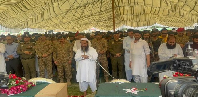 Pakistani soldiers offering ceremonial participation at the funeral in Muridke Pakistani soldiers offering ceremonial participation at the funeral in Muridke