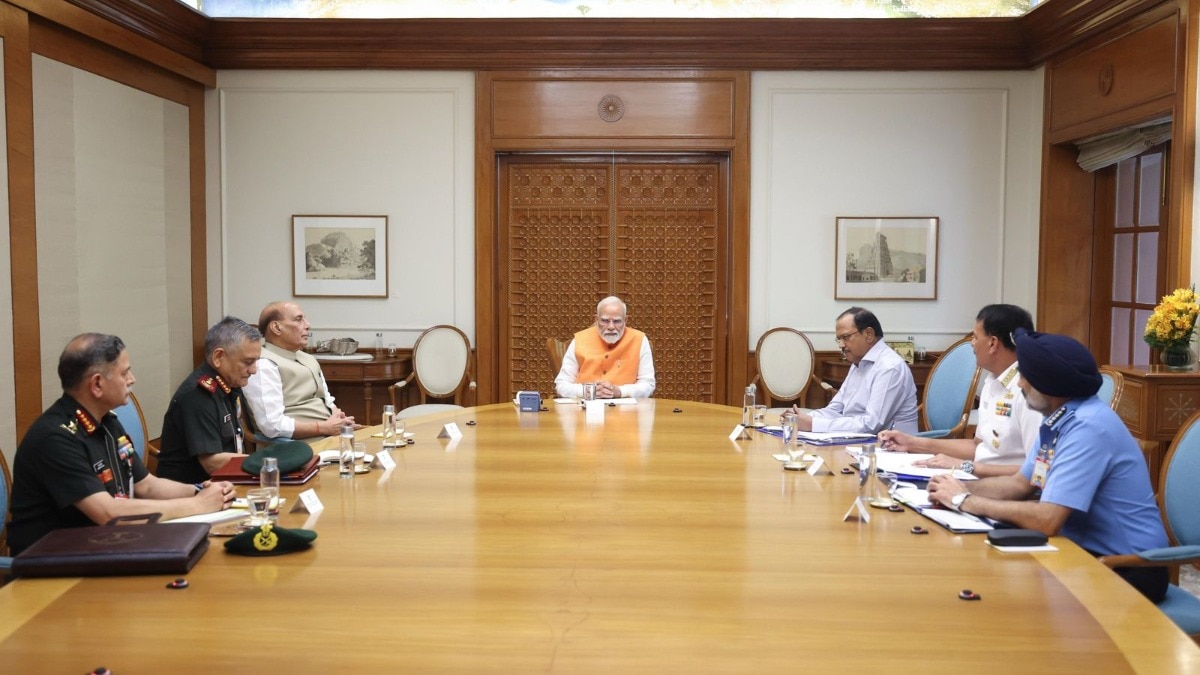 PM Modi meets armed forces veterans amid rising India-Pakistan tensions PM Modi meets armed forces veterans amid rising India-Pakistan tensions