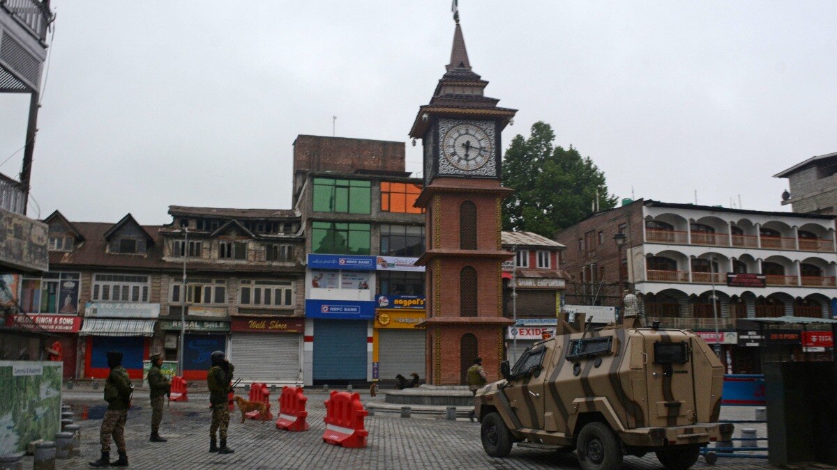Srinagar: Security personnel keep vigil near Ghanta Ghar amid prevailing India-Pak tensions, in Srinagar, Saturday, May 10, 2025. Multiple blasts were heard in Srinagar city early Saturday morning Srinagar: Security personnel keep vigil near Ghanta Ghar amid prevailing India-Pak tensions, in Srinagar, Saturday, May 10, 2025. Multiple blasts were heard in Srinagar city early Saturday morning