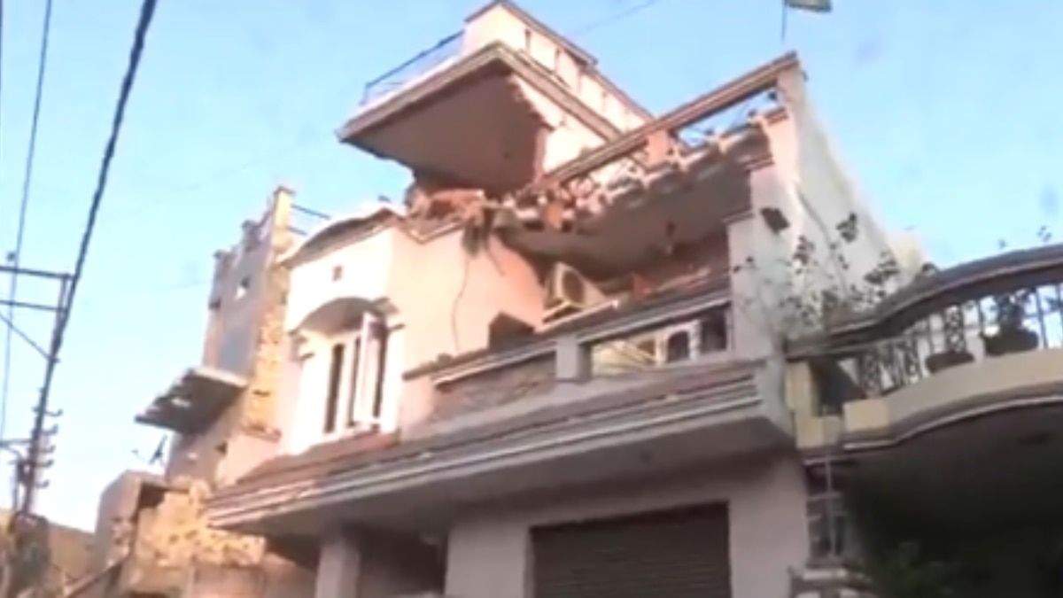 पाकिस्तान की ओर से किए गए हमले में भारत के कई शहरों में मकान क्षतिग्रस्त हुए (फोटो क्रेडिट- एएनआई) पाकिस्तान की ओर से किए गए हमले में भारत के कई शहरों में मकान क्षतिग्रस्त हुए (फोटो क्रेडिट- एएनआई)