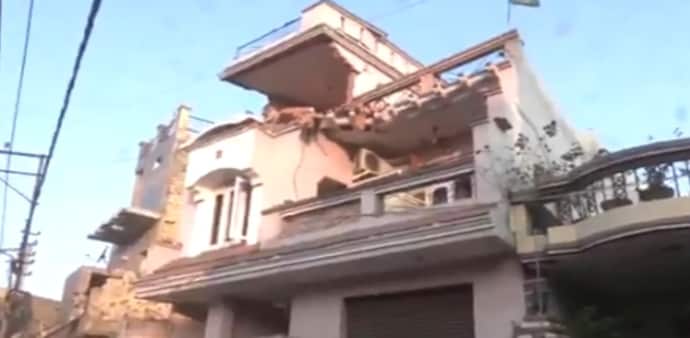 पाकिस्तान की ओर से किए गए हमले में भारत के कई शहरों में मकान क्षतिग्रस्त हुए (फोटो क्रेडिट- एएनआई) पाकिस्तान की ओर से किए गए हमले में भारत के कई शहरों में मकान क्षतिग्रस्त हुए (फोटो क्रेडिट- एएनआई)