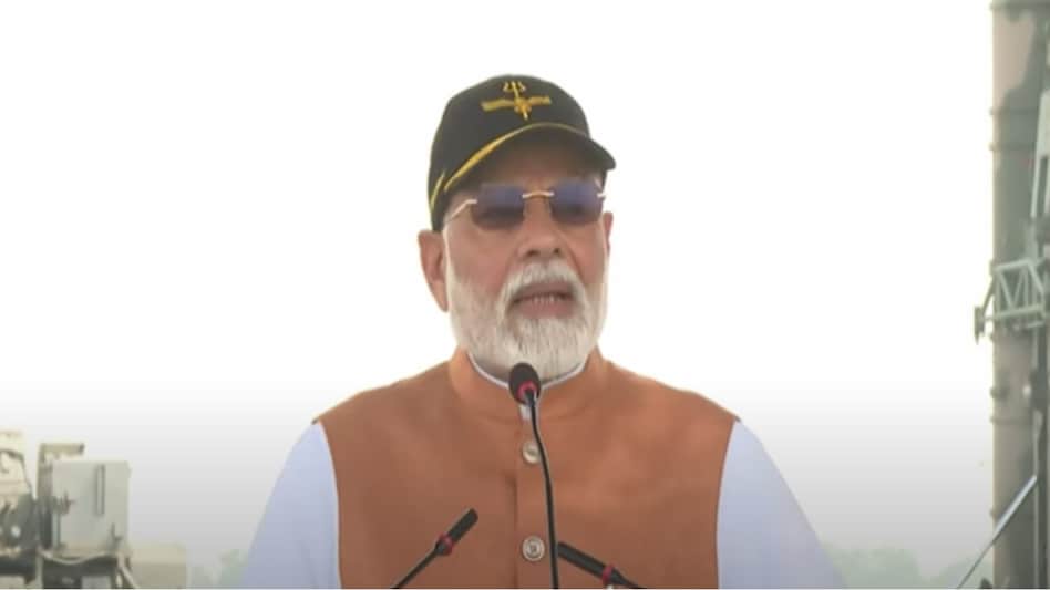 Backing the forces for Operation Sindoor, he said that the Indian Army, Air Force, and Navy have made the Pakistani Army, on which the terrorists were relying, bite the bullet. Backing the forces for Operation Sindoor, he said that the Indian Army, Air Force, and Navy have made the Pakistani Army, on which the terrorists were relying, bite the bullet.