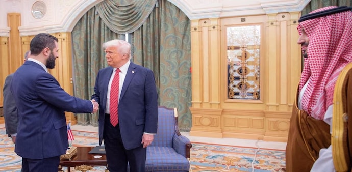 Donald Trump meets Ahmed al-Sharaa in the presence of Mohammed bin Salman Donald Trump meets Ahmed al-Sharaa in the presence of Mohammed bin Salman