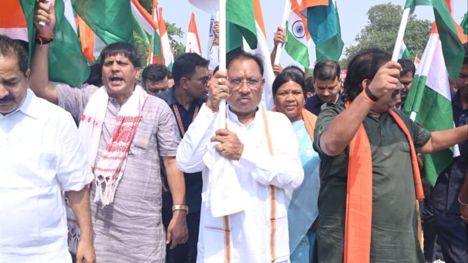 The event was attended by a host of dignitaries, including MLA Smt Raymuni Bhagat, Municipal Council President Shri Arvind Bhagat, Zila Panchayat President Shri Salik Sai, Zila Panchayat Vice President Shri Shaurya Pratap Singh Judev The event was attended by a host of dignitaries, including MLA Smt Raymuni Bhagat, Municipal Council President Shri Arvind Bhagat, Zila Panchayat President Shri Salik Sai, Zila Panchayat Vice President Shri Shaurya Pratap Singh Judev