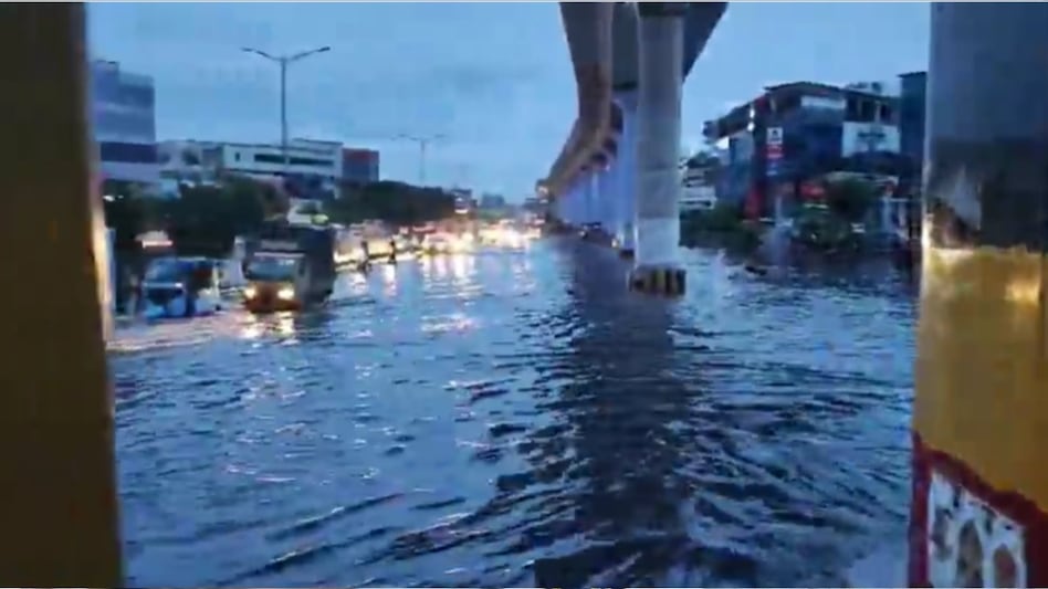 IMD issues red alert for Karnataka, predicts extremely heavy rain for Goa and Maharashtra; Full forecast - BusinessToday