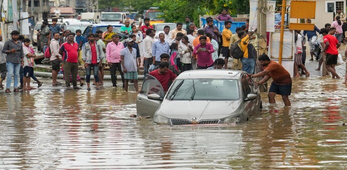 The city has already recorded 104 mm of rainfall, causing significant waterlogging and flooding in various residential areas. The city has already recorded 104 mm of rainfall, causing significant waterlogging and flooding in various residential areas.
