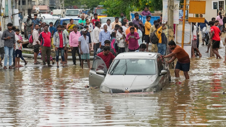 The city has already recorded 104 mm of rainfall, causing significant waterlogging and flooding in various residential areas. The city has already recorded 104 mm of rainfall, causing significant waterlogging and flooding in various residential areas.