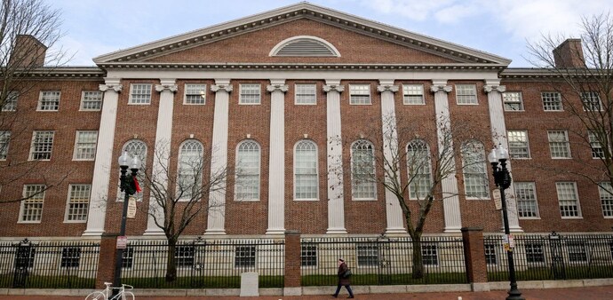 800 Indian students at risk as Trump admin gives Harvard 72-hour ultimatum on visas 800 Indian students at risk as Trump admin gives Harvard 72-hour ultimatum on visas