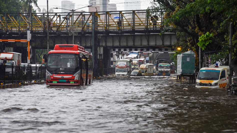 IMD predicts possibly severe rainfall in Kerala/Image: Mumbai rains inundate roads IMD predicts possibly severe rainfall in Kerala/Image: Mumbai rains inundate roads