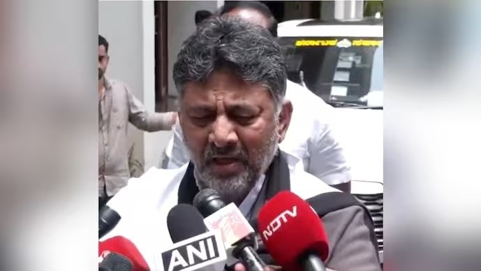 He said that the Police Commissioner told him to wrap up the event in 10 minutes and said that 1-2 lives were lost due to the stampede. He said that the Police Commissioner told him to wrap up the event in 10 minutes and said that 1-2 lives were lost due to the stampede.