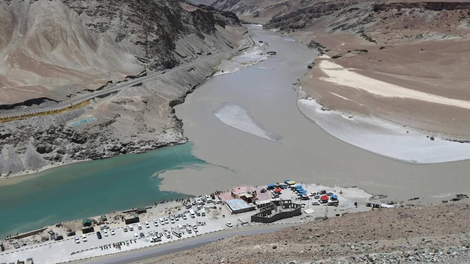 Water flow in Pakistan's Indus basin falls 15% Water flow in Pakistan's Indus basin falls 15%