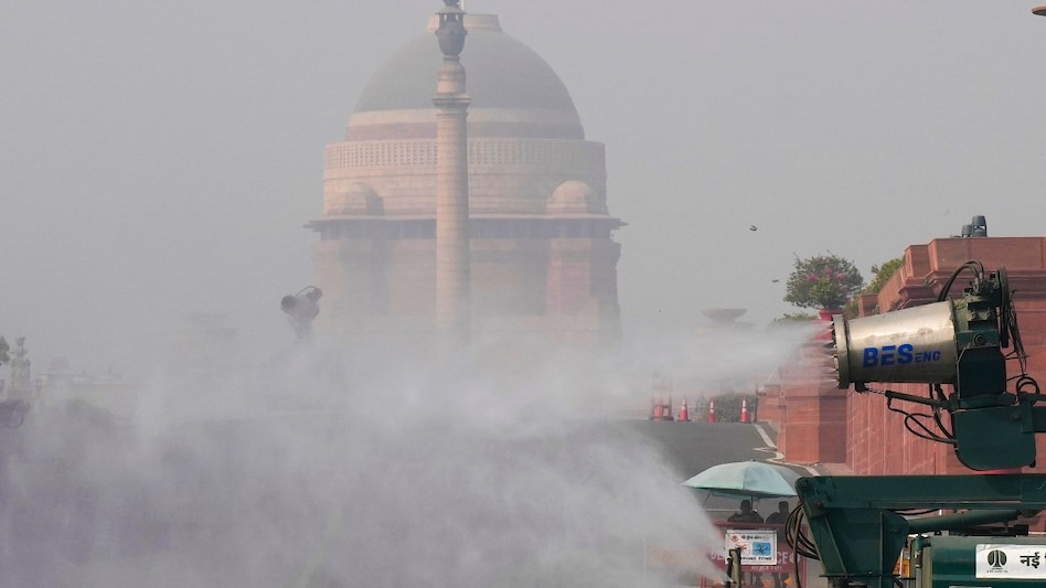 Adding to Delhi’s discomfort, air quality dropped into the ‘poor’ category on June 7 after a brief period of improvement. Adding to Delhi’s discomfort, air quality dropped into the ‘poor’ category on June 7 after a brief period of improvement.