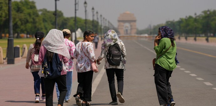 Similar alerts are in place for Jammu, Kashmir, Ladakh, Gilgit-Baltistan, Muzaffarabad and Madhya Pradesh — where high temperatures are forecast to linger until June 11. Similar alerts are in place for Jammu, Kashmir, Ladakh, Gilgit-Baltistan, Muzaffarabad and Madhya Pradesh — where high temperatures are forecast to linger until June 11.