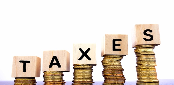 Minimum income for filing income tax return is based on age and chosen tax regime. In old regime, individuals below 60 with income over Rs 2.5 lakh in a year must file ITR. Minimum income for filing income tax return is based on age and chosen tax regime. In old regime, individuals below 60 with income over Rs 2.5 lakh in a year must file ITR.