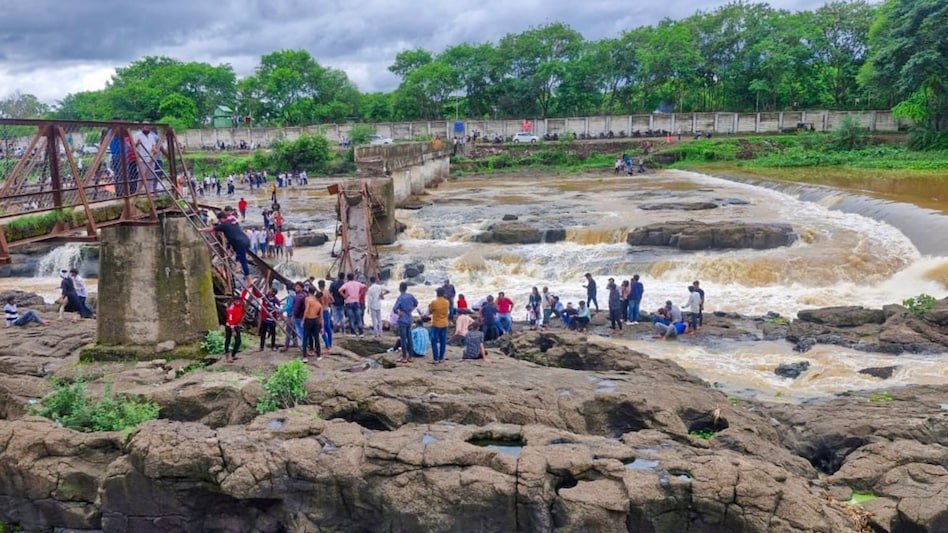 Rescue operations were promptly initiated with the deployment of National Disaster Response Force (NDRF) personnel, the fire brigade, and other emergency units. Rescue operations were promptly initiated with the deployment of National Disaster Response Force (NDRF) personnel, the fire brigade, and other emergency units.