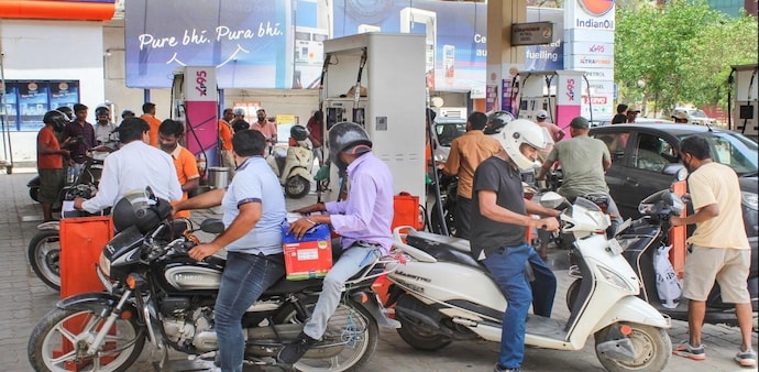 Ban on supply of fuel to old vehicles kicked off in Delhi on Tuesday Ban on supply of fuel to old vehicles kicked off in Delhi on Tuesday
