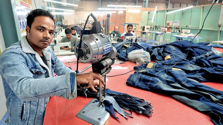 A social security agreement lets skilled workers abroad pay contributions only in their home country, avoiding double payments. A social security agreement lets skilled workers abroad pay contributions only in their home country, avoiding double payments.