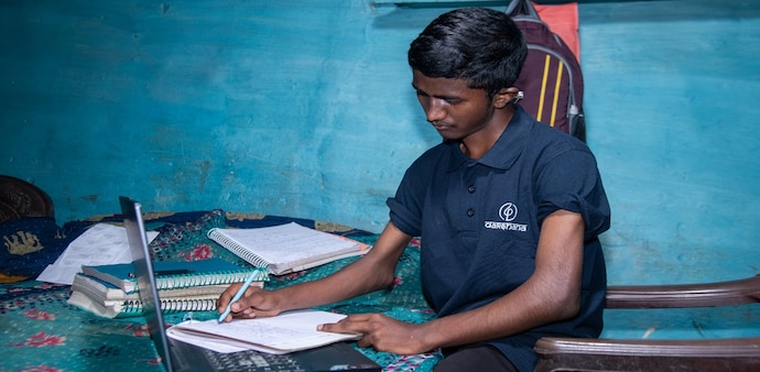 ‘He drops his pen in pain’: Now this tribal student is off to study CS at IIT Delhi (X/@MohnishPabrai) ‘He drops his pen in pain’: Now this tribal student is off to study CS at IIT Delhi (X/@MohnishPabrai)