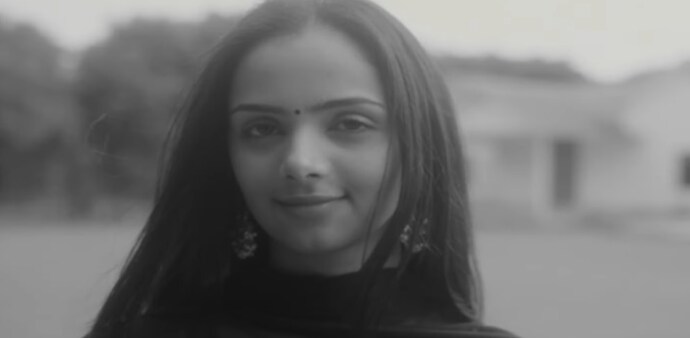 Radhika, who had once played tennis at a national level, had stopped playing due to a shoulder injury and subsequently founded a tennis academy. Radhika, who had once played tennis at a national level, had stopped playing due to a shoulder injury and subsequently founded a tennis academy.