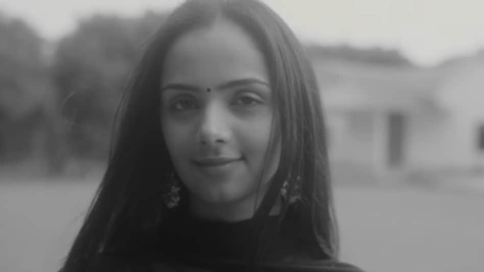 Radhika, who had once played tennis at a national level, had stopped playing due to a shoulder injury and subsequently founded a tennis academy. Radhika, who had once played tennis at a national level, had stopped playing due to a shoulder injury and subsequently founded a tennis academy.