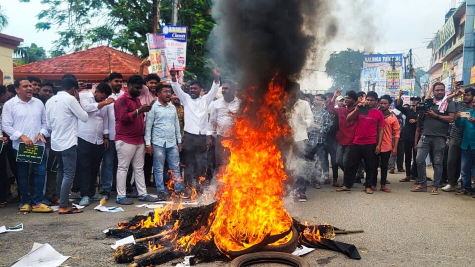 The student set herself on fire on campus after receiving no substantial response to her formal complaints, leading to public outrage and protests by opposition parties. The student set herself on fire on campus after receiving no substantial response to her formal complaints, leading to public outrage and protests by opposition parties.