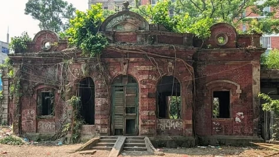 The building, which has been abandoned for about 10 years, has posed safety risks to children gathering at the compound. The building, which has been abandoned for about 10 years, has posed safety risks to children gathering at the compound.