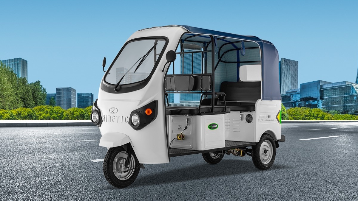 The golf carts are designed by Lamborghini and manufactured by Kinetic Green. 