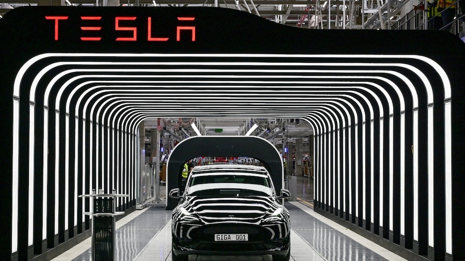 Tesla profit tumbles as Musk’s political focus clouds company outlook Tesla profit tumbles as Musk’s political focus clouds company outlook