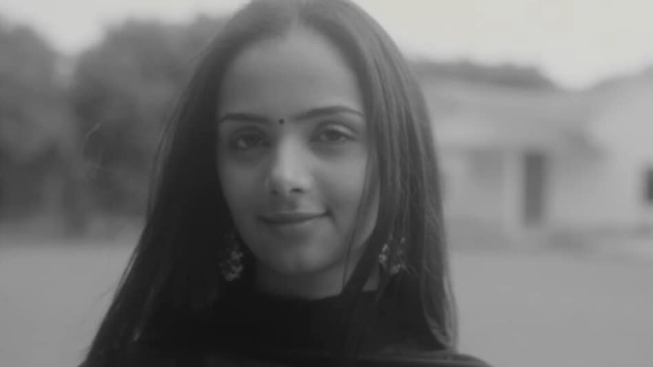 Radhika, who had once played tennis at a national level, had stopped playing due to a shoulder injury and subsequently founded a tennis academy. Radhika, who had once played tennis at a national level, had stopped playing due to a shoulder injury and subsequently founded a tennis academy.