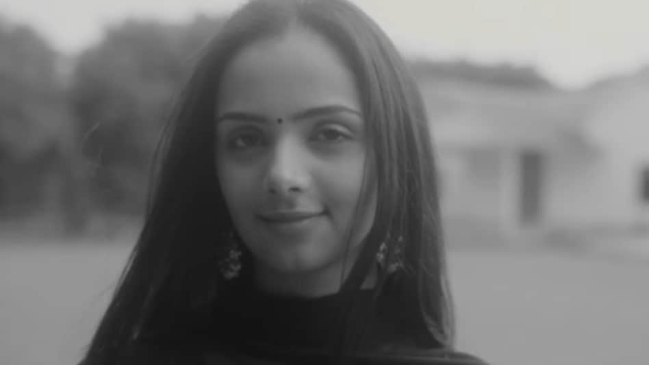 Radhika, who had once played tennis at a national level, had stopped playing due to a shoulder injury and subsequently founded a tennis academy. Radhika, who had once played tennis at a national level, had stopped playing due to a shoulder injury and subsequently founded a tennis academy.