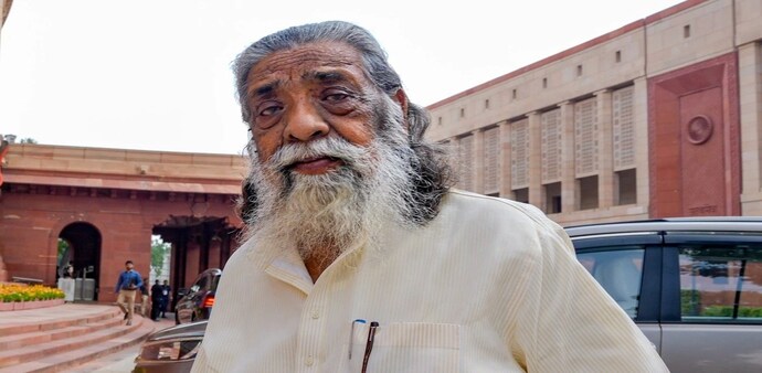 Soren lived simply. He didn’t drink or smoke, preferred home-cooked chapatis and green vegetables, loved sattu and tea, and often cooked for himself. Soren lived simply. He didn’t drink or smoke, preferred home-cooked chapatis and green vegetables, loved sattu and tea, and often cooked for himself.