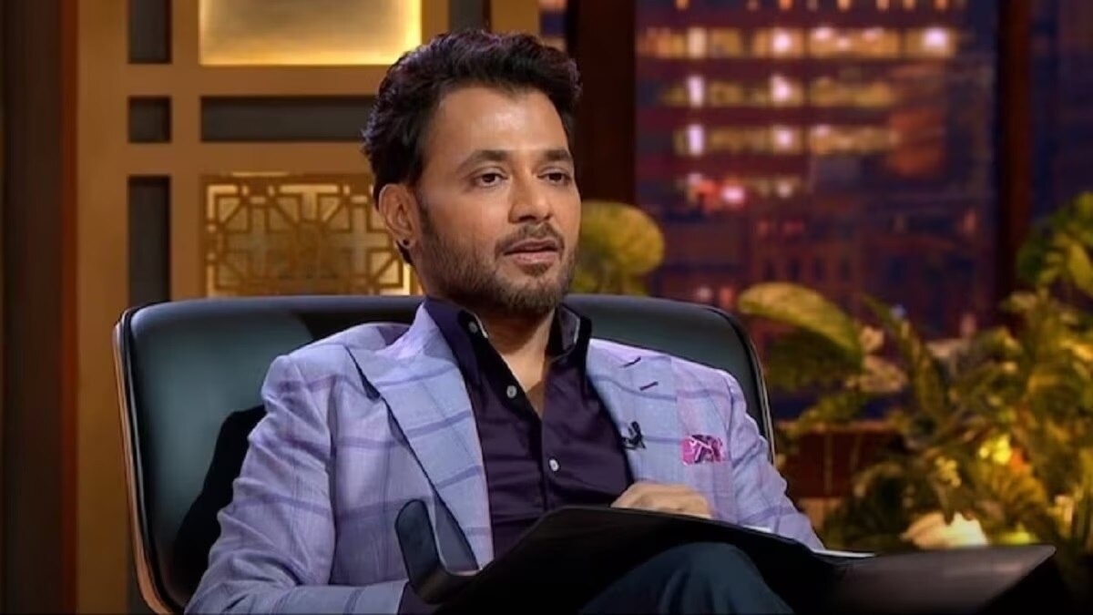 He cited iconic builders like Warren Buffett, Ratan Tata, Jeff Bezos, and Mukesh Ambani as examples of leaders.