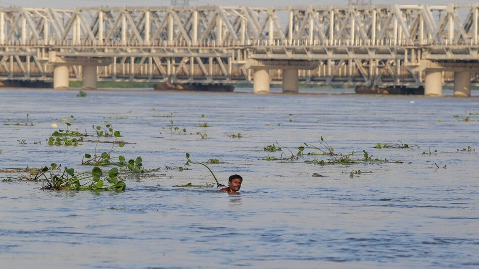 Yamuna crosses danger level, Delhi govt on alert Yamuna crosses danger level, Delhi govt on alert