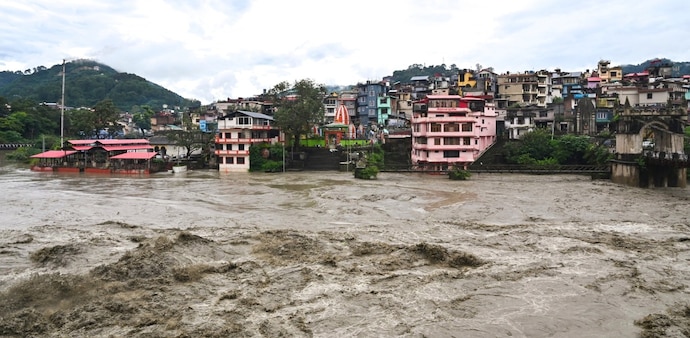 भूस्खलन और बाढ़ से जनजीवIn Mandi, two commercial buildings with nearly 40 shops collapsed.न अस्त-व्यस्त (Photo: PTI) भूस्खलन और बाढ़ से जनजीवIn Mandi, two commercial buildings with nearly 40 shops collapsed.न अस्त-व्यस्त (Photo: PTI)