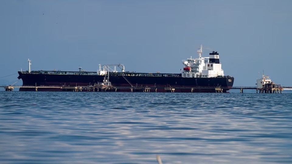 'Venezuelan oil flowing to US despite sanctions': Energy expert blasts America's double standards