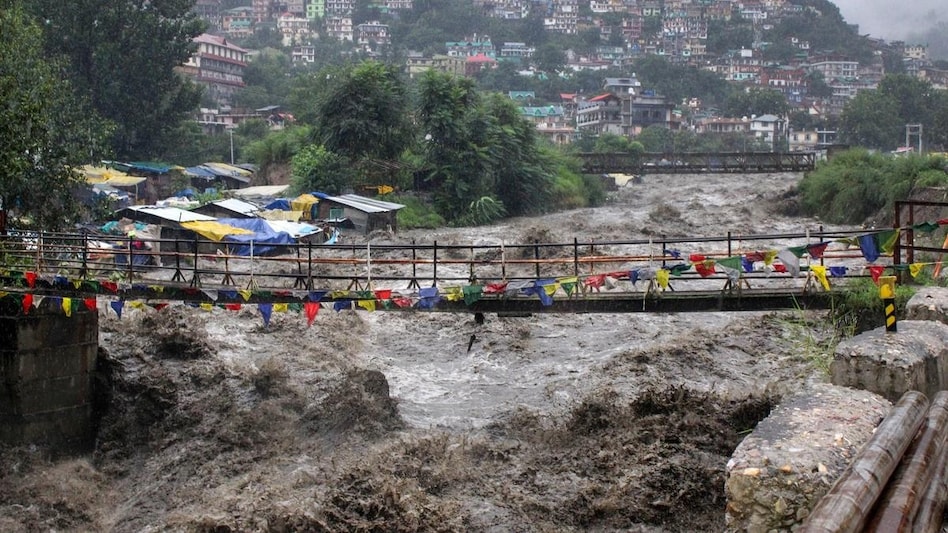 Beas river overflowing in Kullu due to heavy rains in Himachal Pradesh Beas river overflowing in Kullu due to heavy rains in Himachal Pradesh