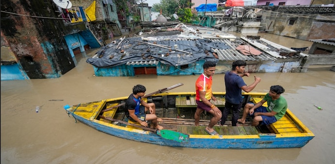 Yamuna in Delhi reaches critical level after incessant rains Yamuna in Delhi reaches critical level after incessant rains