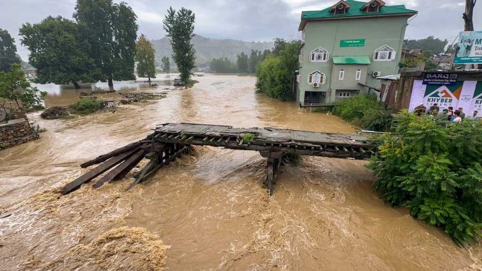 North India flood: Jhelum river flows in spate after heavy rainfall in Jammu and Kashmir North India flood: Jhelum river flows in spate after heavy rainfall in Jammu and Kashmir