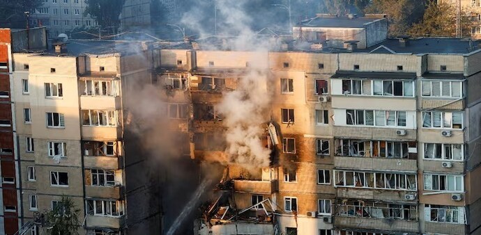 Government HQ burns in Kyiv as Russia pounds city, Ukraine hits back at oil pipeline Government HQ burns in Kyiv as Russia pounds city, Ukraine hits back at oil pipeline