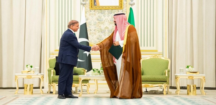 Ex-US Diplomat Questions Saudi Backing of Pakistan’s Nuclear Program After Defense Pact Ex-US Diplomat Questions Saudi Backing of Pakistan’s Nuclear Program After Defense Pact
