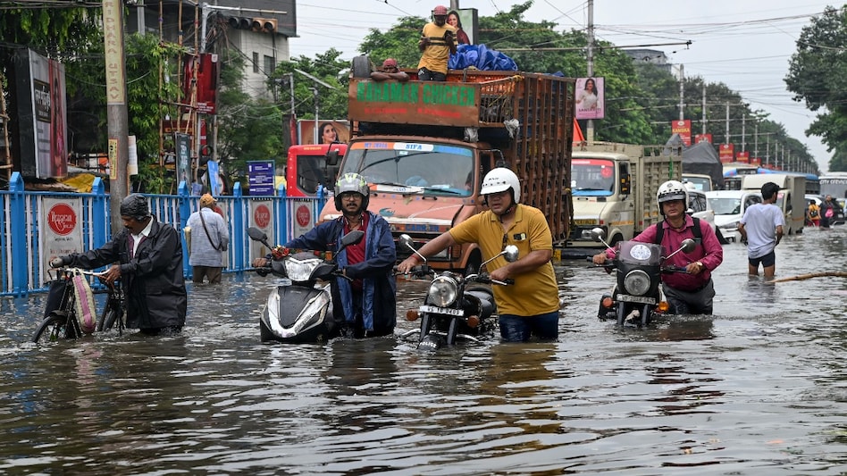 Kolkata rains flood roads ahead of Durga Puja Kolkata rains flood roads ahead of Durga Puja