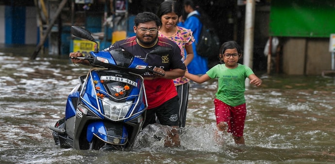 Kolkata brought to a halt by severe rainfall ahead of Durga Puja Kolkata brought to a halt by severe rainfall ahead of Durga Puja