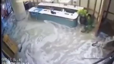 The roughly 40-second clip captures guests being swept off their feet, bystanders reacting in shock, and shouts of “Run! Run!” echoing in the background