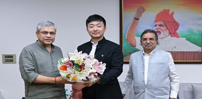 Ashwini Vaishnaw meets Carl Pei: CMF by Nothing to have its headquarters in India, export globally Ashwini Vaishnaw meets Carl Pei: CMF by Nothing to have its headquarters in India, export globally