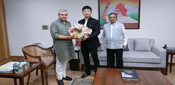 IT Minister Ashwini Vaishnaw with Nothing CEO Carl Pei and Ashok Gupta, Executive Chairman, Optiemus IT Minister Ashwini Vaishnaw with Nothing CEO Carl Pei and Ashok Gupta, Executive Chairman, Optiemus
