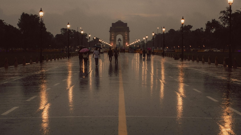 On Sunday, Delhi recorded a maximum of 34.1°C — marginally below the season’s average — and a minimum of 24.2°C, slightly above normal. On Sunday, Delhi recorded a maximum of 34.1°C — marginally below the season’s average — and a minimum of 24.2°C, slightly above normal.