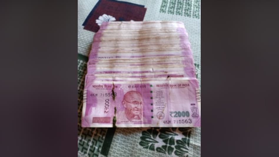 The photo of the neatly packed notes quickly went viral on social media. The photo of the neatly packed notes quickly went viral on social media.