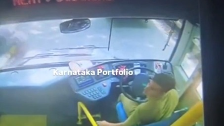 The footage shows the driver accidentally pressing the accelerator after the seizure, while the conductor desperately tries to stop the bus. The footage shows the driver accidentally pressing the accelerator after the seizure, while the conductor desperately tries to stop the bus.