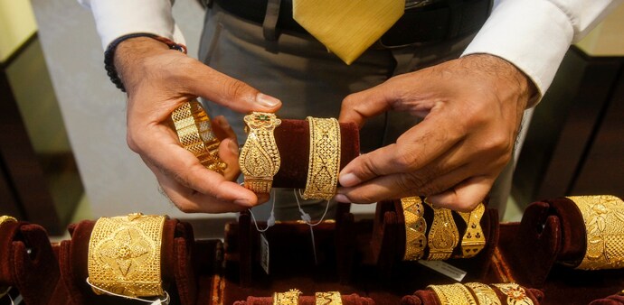 Shami doesn’t dismiss gold entirely. He recommends a 10–20% allocation for diversification during geopolitical shocks. But beyond that, the numbers don’t justify the obsession. Shami doesn’t dismiss gold entirely. He recommends a 10–20% allocation for diversification during geopolitical shocks. But beyond that, the numbers don’t justify the obsession.